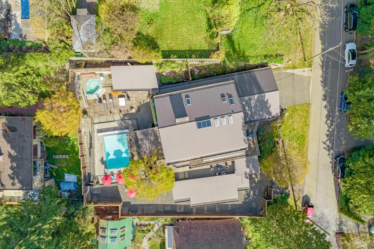Grouse Cheerful Large Private Bedroom, Bath, Shared Deck, Pool, Hot Tub 北温哥华 外观 照片