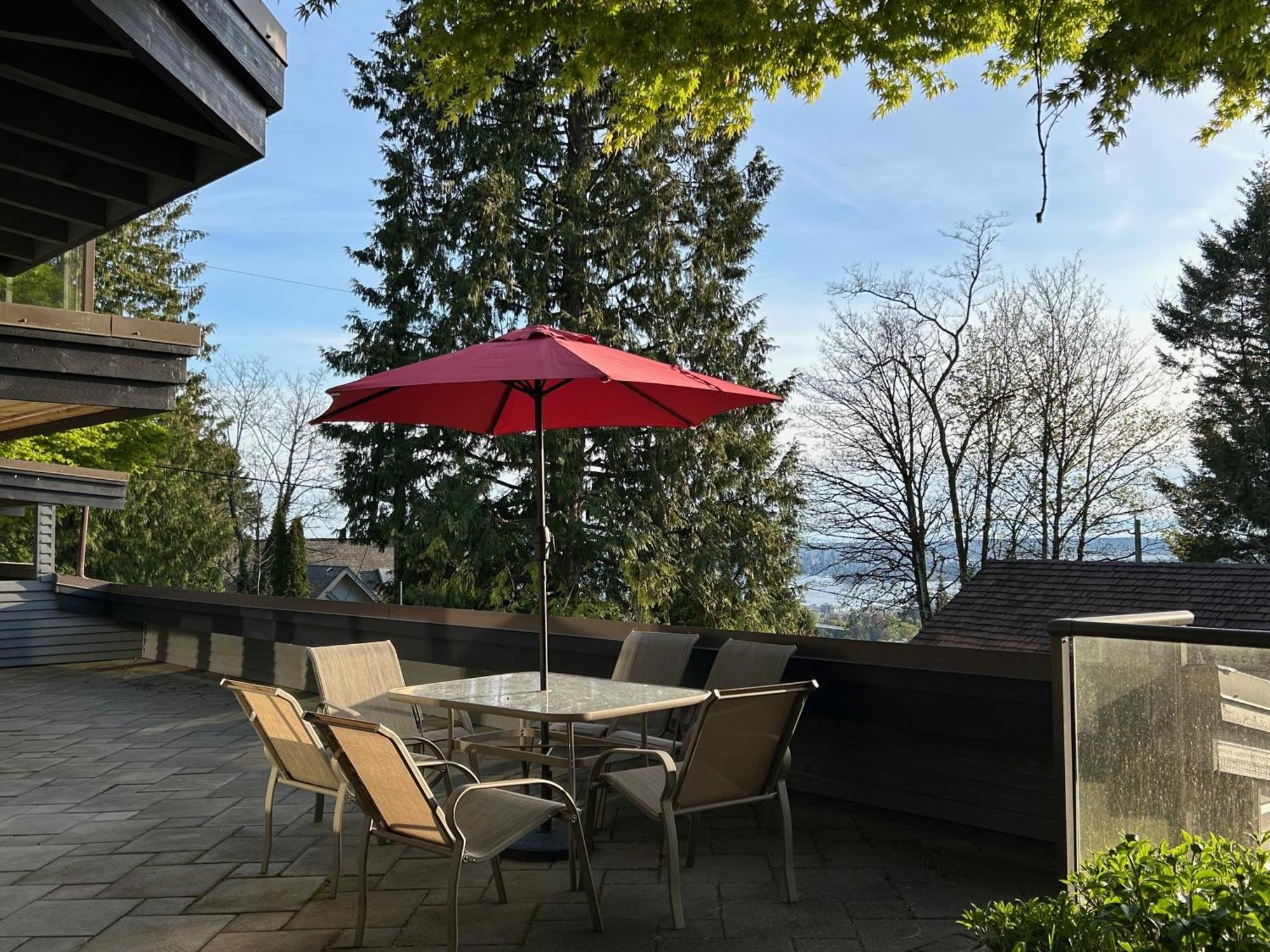 Grouse Cheerful Large Private Bedroom, Bath, Shared Deck, Pool, Hot Tub 北温哥华 外观 照片