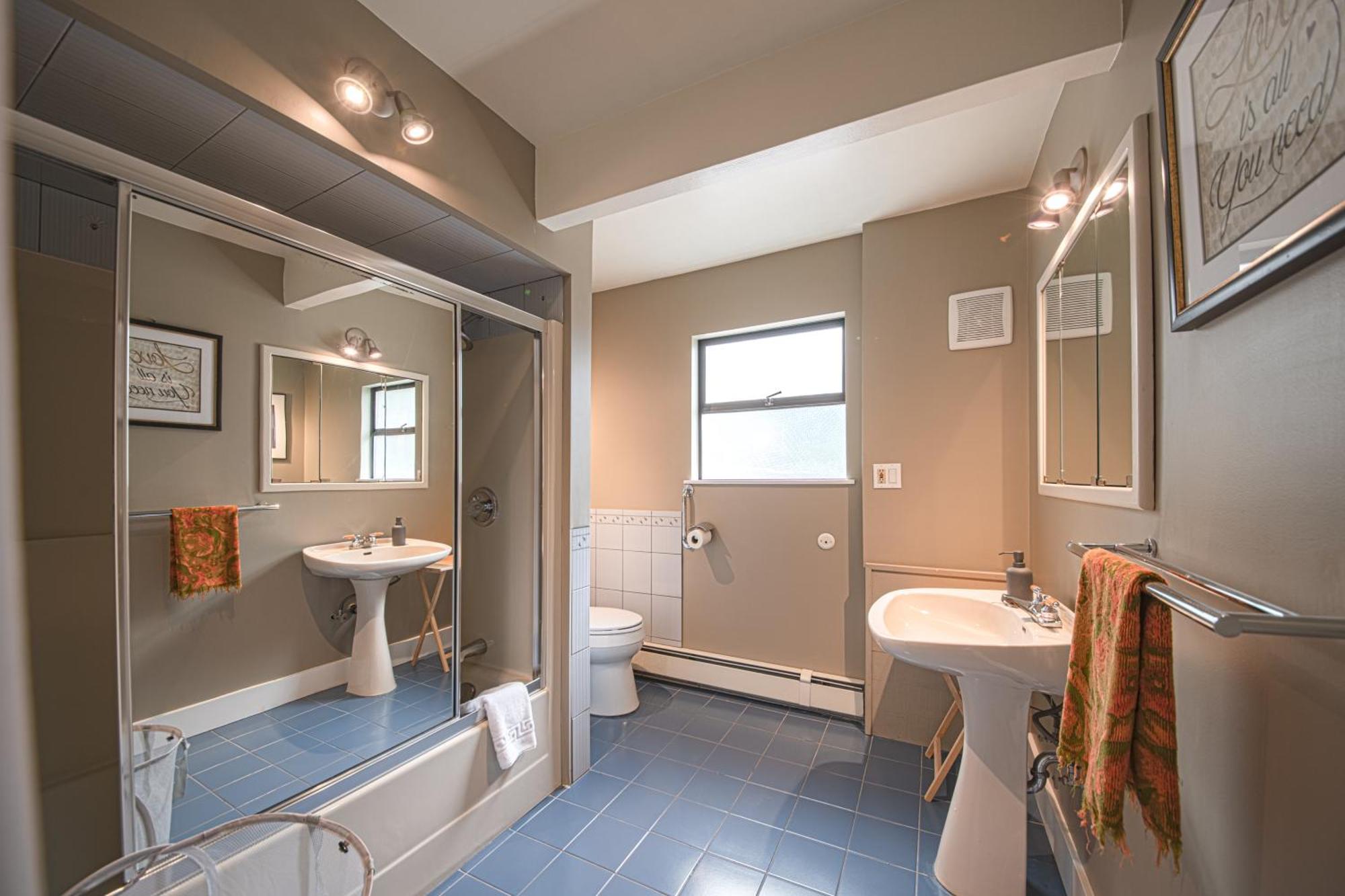 Grouse Cheerful Large Private Bedroom, Bath, Shared Deck, Pool, Hot Tub 北温哥华 外观 照片