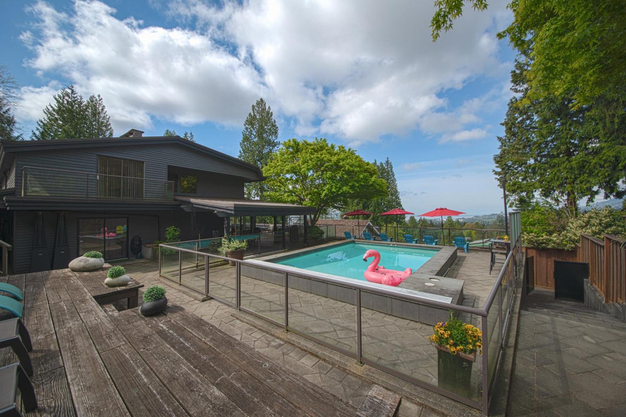 Grouse Cheerful Large Private Bedroom, Bath, Shared Deck, Pool, Hot Tub 北温哥华 外观 照片