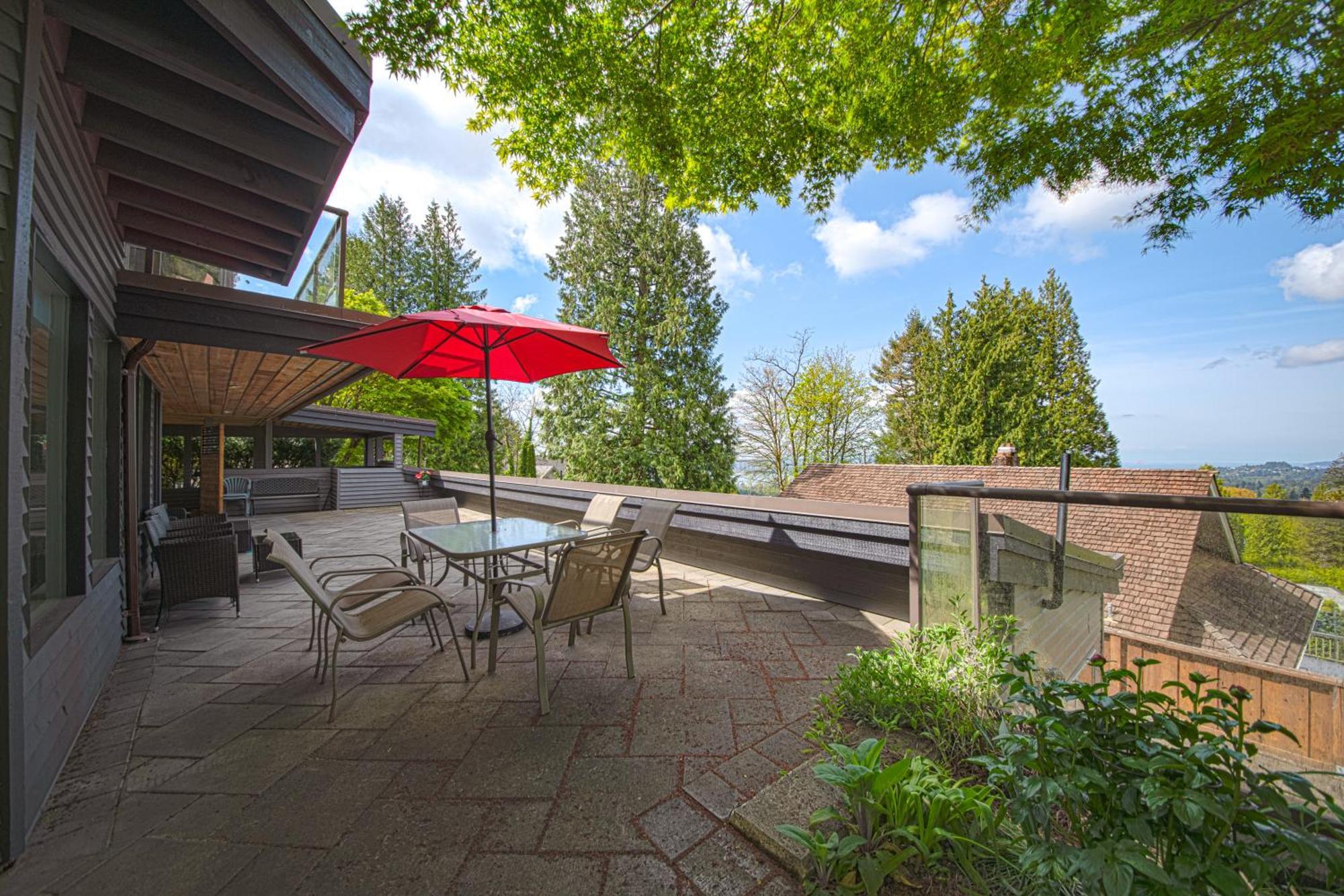 Grouse Cheerful Large Private Bedroom, Bath, Shared Deck, Pool, Hot Tub 北温哥华 外观 照片